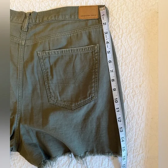 American Eagle High-Rise Distressed Shorts – Size 14 - Picture 14 of 14